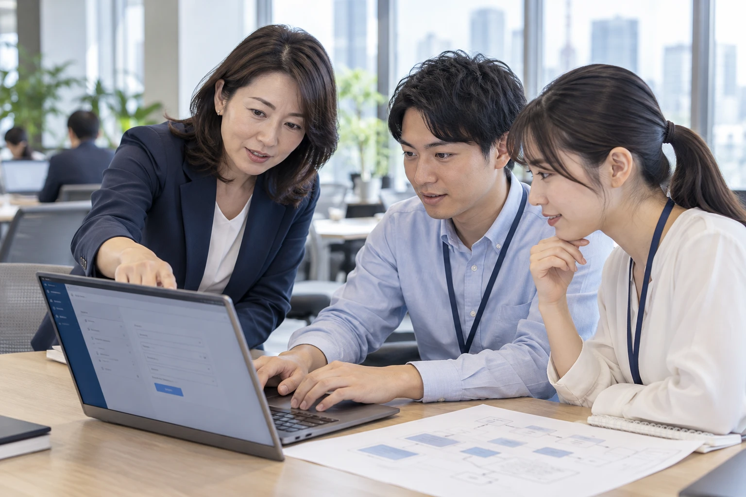 ノートPCを囲んでAI活用を学ぶメンバー
